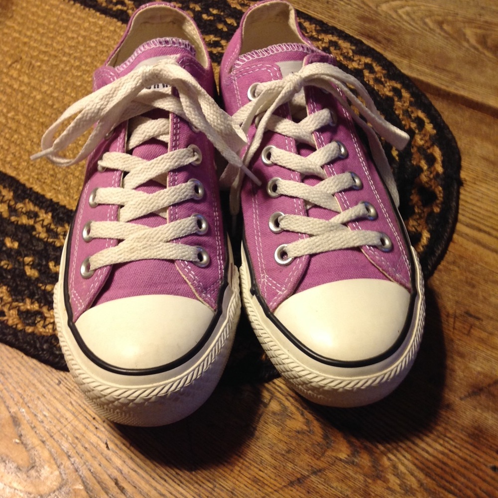 Converse Low Top Lavender Purple Women's 7 Men's 5